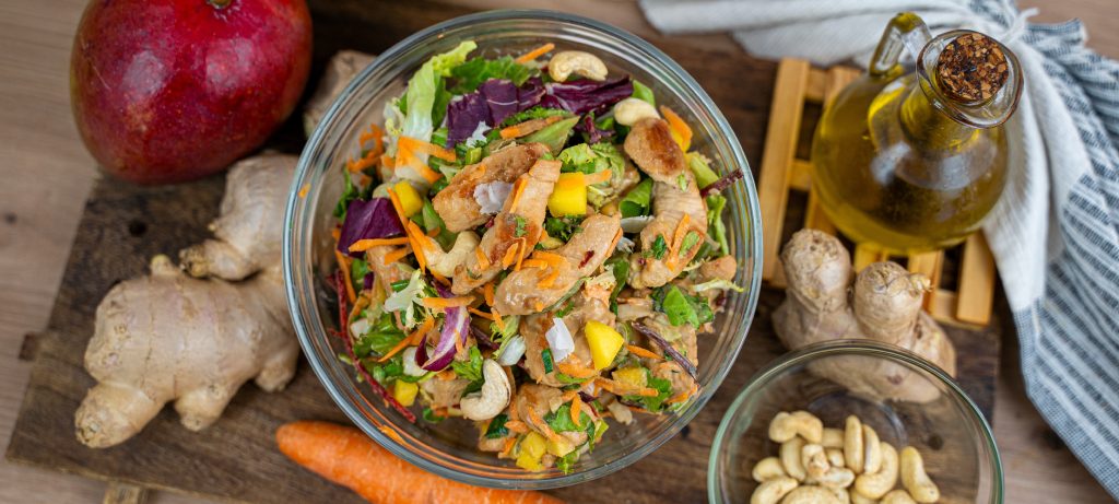 Salată cu Piept de Curcan și dressing cremos cu sos de soia