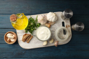 Planseta cu diverse ingrediente potrivite pentru marinarea cărnii de curcan.