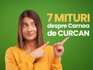 O femeie zâmbitoare, îmbrăcată într-un pulover galben, indică spre textul '7 Mituri despre Carnea de Curcan' pe un fundal verde vibrant. Imaginea sugerează o abordare prietenoasă și informativă asupra subiectului miturilor legate de carnea de curcan.