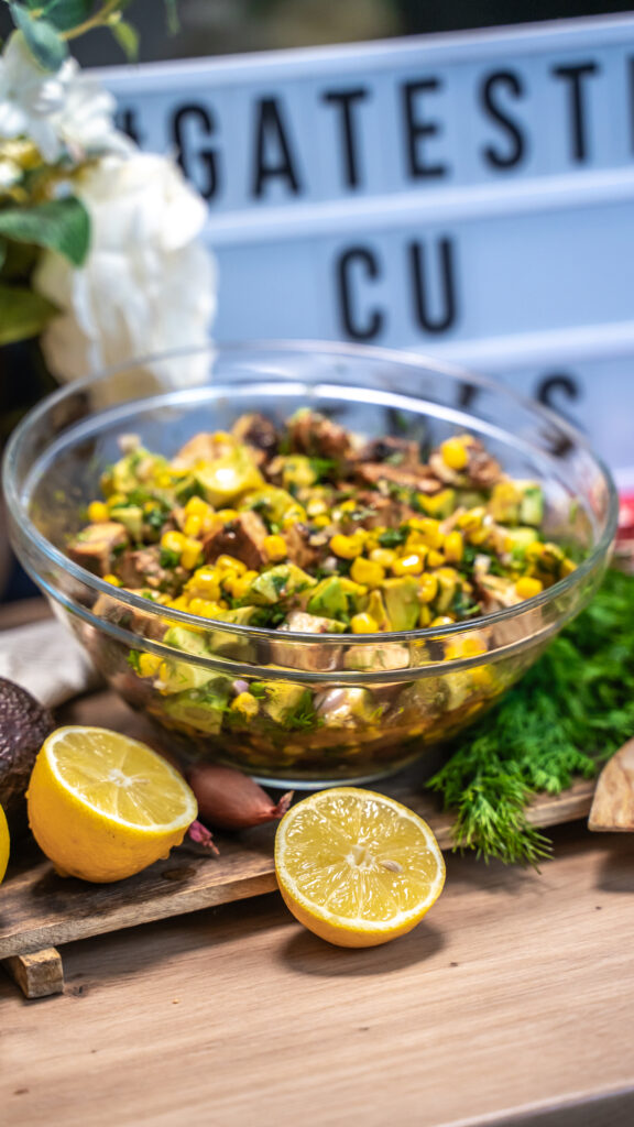 Piept de curcan Peneș rumenit în tigaie, condimentat cu mix de condimente aromate, gata pentru salată