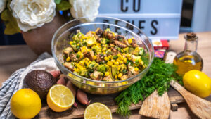 Salată cu piept de curcan Peneș, avocado și porumb, servită într-un bol mare, garnisită cu mărar proaspăt"