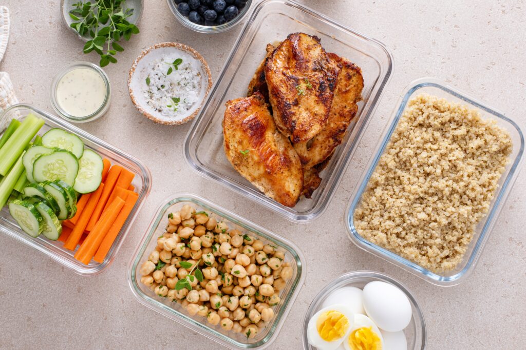 Carnea de Curcan - Meal prep sănătos cu piept de curcan la grătar, servit alături de quinoa, năut, morcovi, castraveți și ouă fierte. O masă echilibrată și nutritivă, perfectă pentru un stil de viață activ.