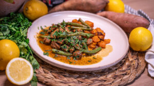 Porții de meal-prep sănătos, cu pulpă de curcan fragedă, cartofi dulci copți și fasole verde crocantă