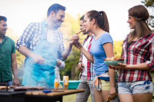 prieteni care fac un gratar de 1 mai cu mic grill din carne de curcan