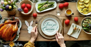 Masa de paste cu un curcan intreg impreuna cu trei garnituri din carne de curcan