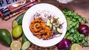 Piept de curcan fraged cu salată de castraveți, avocado și ceapă roșie, servit alături de orez basmati – o rețetă sănătoasă și echilibrată.