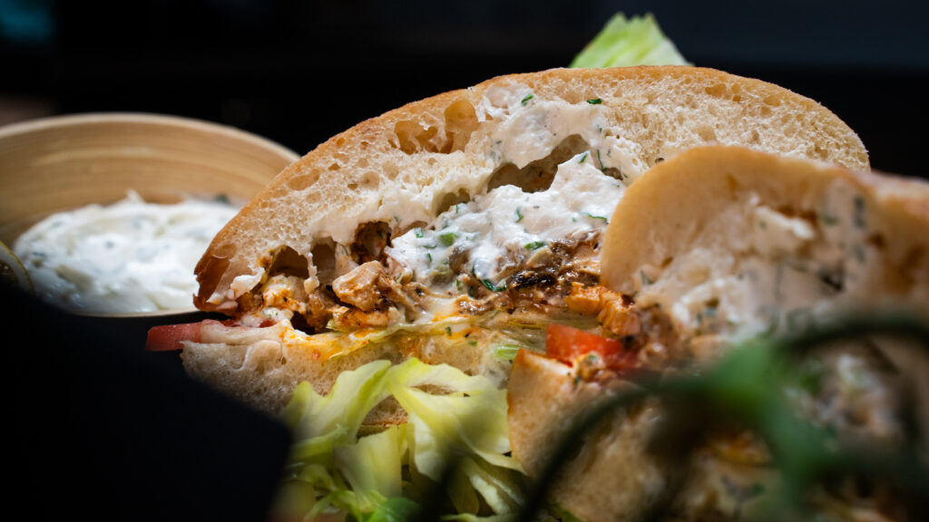 Kebab de curcan cu sos de pătrunjel – rețetă rapidă, sănătoasă și fresh, ideală pentru prânz sau cină, cu piept de curcan Peneș.