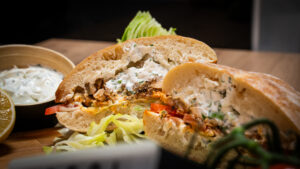 Kebab de curcan cu sos de pătrunjel – rețetă rapidă, sănătoasă și fresh, ideală pentru prânz sau cină, cu piept de curcan Peneș.