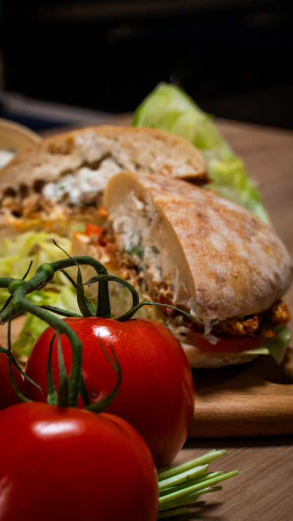 Kebab de curcan cu sos de pătrunjel – rețetă rapidă, sănătoasă și fresh, ideală pentru prânz sau cină, cu piept de curcan Peneș.