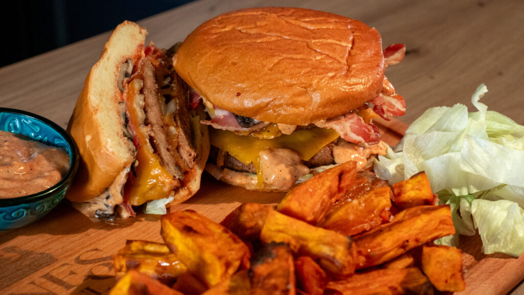 Double Smashed Burger cu hamburger de curcan, sos Big Tasty și cartofi dulci wedges – rețetă rapidă, gustoasă și sănătoasă, perfectă pentru orice zi!