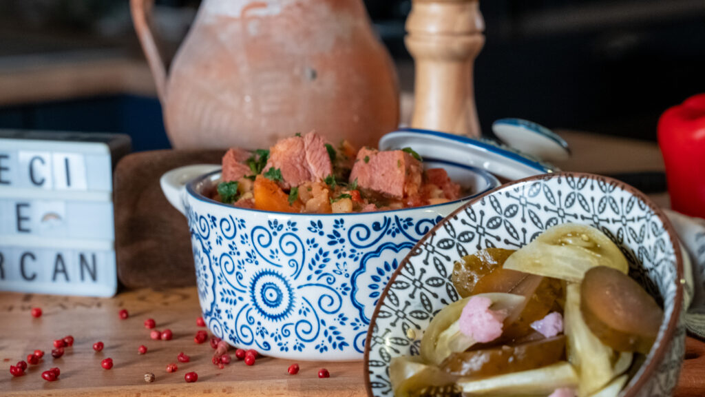 Fasole cu Ciolan de Curcan afumat – rețetă tradițională pentru 1 Decembrie, cu gust autentic românesc și Carne de Curcan 100% produsă în România.