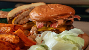 Double Smashed Burger cu hamburger de curcan, sos Big Tasty și cartofi dulci wedges – rețetă rapidă, gustoasă și sănătoasă, perfectă pentru orice zi!