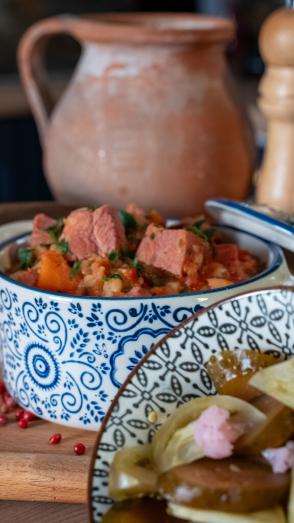 Fasole cu Ciolan de Curcan afumat – rețetă tradițională pentru 1 Decembrie, cu gust autentic românesc și Carne de Curcan 100% produsă în România.