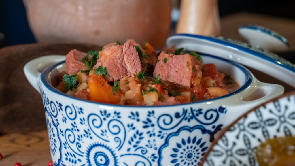 Fasole cu Ciolan de Curcan afumat – rețetă tradițională pentru 1 Decembrie, cu gust autentic românesc și Carne de Curcan 100% produsă în România.