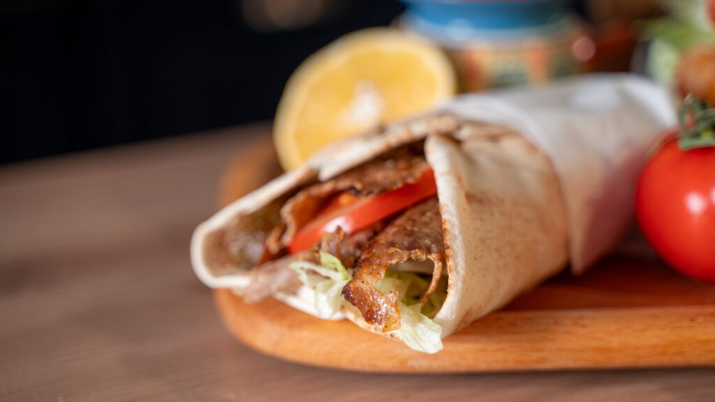 Descoperă cum poți face acasă donner kebab de curcan, rețeta virală care a cucerit internetul! Rapid, gustos și perfect pentru prânz, cină sau la pachet – cu ingrediente simple și rezultat pe placul tuturor.