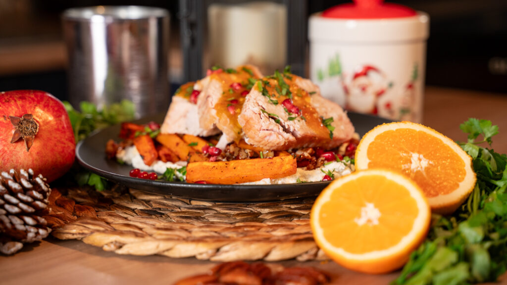 Rețetă cu ruladă de curcan la cuptor, cartofi dulci copți, feta bătută și sos de portocale. Simplu, aromat, perfRețetă cu ruladă de curcan la cuptor, cartofi dulci copți, feta bătută și sos de portocale. Simplu, aromat, perfect pentru masa de Anul Nou.ect pentru masa de Anul Nou.