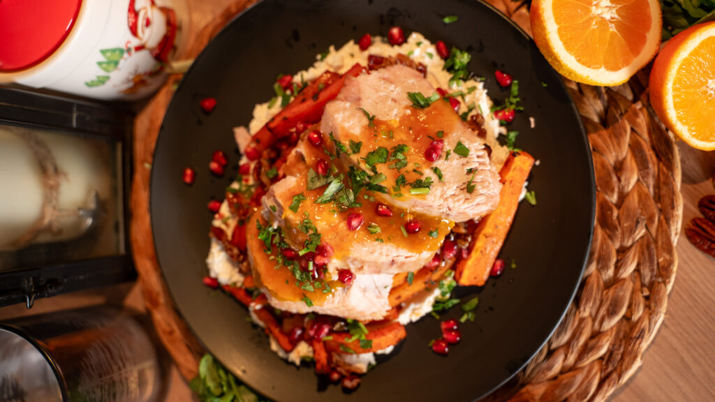 Rețetă cu ruladă de curcan la cuptor, cartofi dulci copți, feta bătută și sos de portocale. Simplu, aromat, perfect pentru masa de Anul Nou.