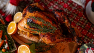 Rețetă de Crăciun pentru toată familia: Curcan întreg Baby Grill de la Peneș Curcanul, glazurat cu portocală și cimbru, alături de sos de vișine și merișoare.