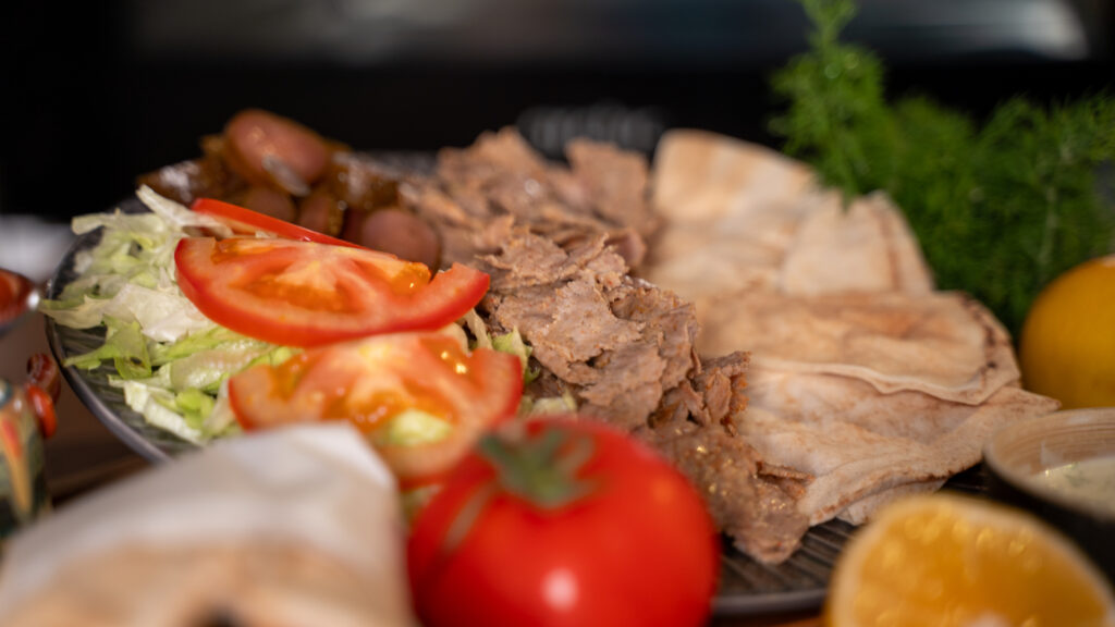 Descoperă cum poți face acasă donner kebab de curcan, rețeta virală care a cucerit internetul! Rapid, gustos și perfect pentru prânz, cină sau la pachet – cu ingrediente simple și rezultat pe placul tuturor.