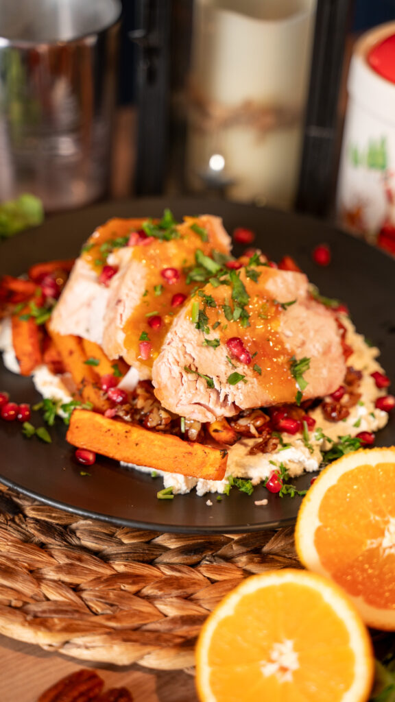 Rețetă cu ruladă de curcan la cuptor, cartofi dulci copți, feta bătută și sos de portocale. Simplu, aromat, perfect pentru masa de Anul Nou.