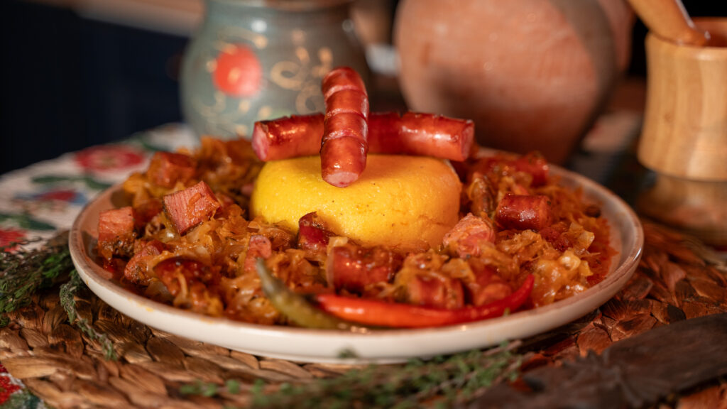 Rețetă românească pentru Mica Unire: varză călită cu pastramă și cârnați de curcan, gustoasă, ușor de făcut și perfectă cu mămăligă.