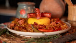 Rețetă românească pentru Mica Unire: varză călită cu pastramă și cârnați de curcan, gustoasă, ușor de făcut și perfectă cu mămăligă.