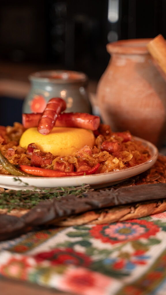 Rețetă românească pentru Mica Unire: varză călită cu pastramă și cârnați de curcan, gustoasă, ușor de făcut și perfectă cu mămăligă.