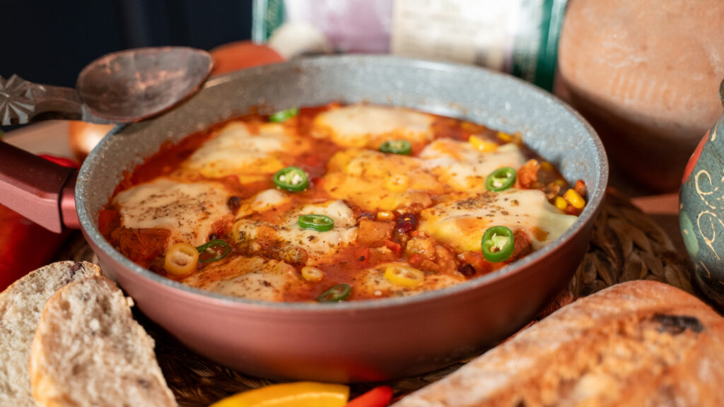 Încearcă Fajita cu pulpă de curcan Peneș Curcanul: carne fragedă, sos de roșii cu fasole și porumb, orez basmati spălat și mozzarella topită. Rețetă sățioasă, ideală pentru cină sau prânz.