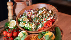 Încearcă și tu o salată cu piept de curcan de la Peneș Curcanul și orez crocant: o rețetă fresh, sățioasă și plină de proteine, gata în aproximativ 40 de minute.