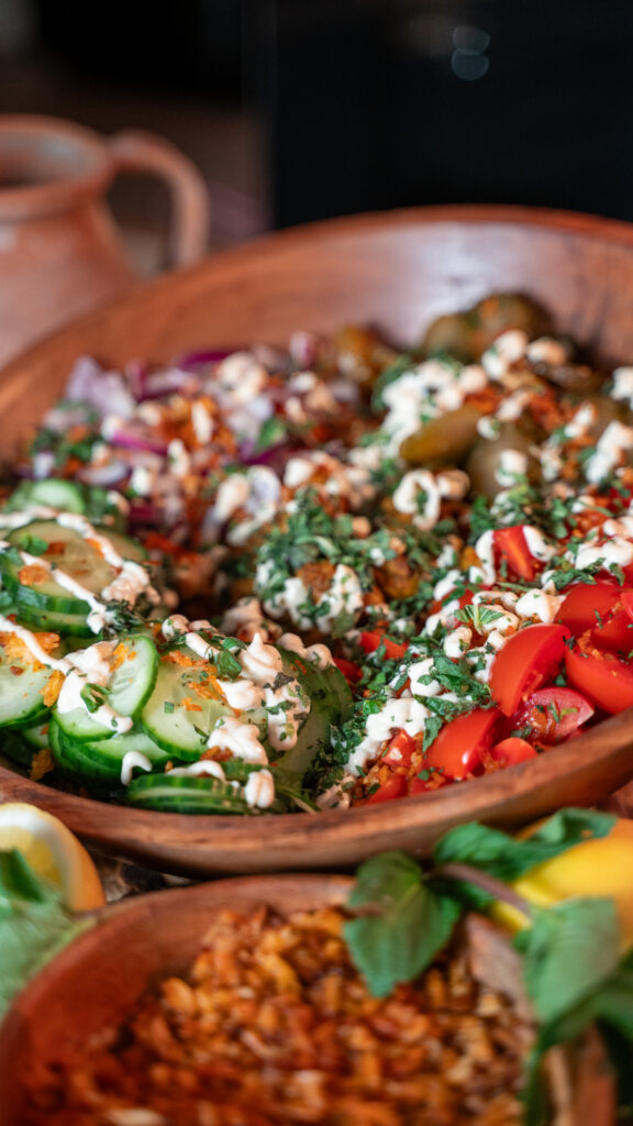 Încearcă și tu o salată cu piept de curcan de la Peneș Curcanul și orez crocant: o rețetă fresh, sățioasă și plină de proteine, gata în aproximativ 40 de minute.