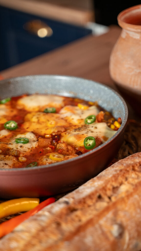 Încearcă Fajita cu pulpă de curcan Peneș Curcanul: carne fragedă, sos de roșii cu fasole și porumb, orez basmati spălat și mozzarella topită. Rețetă sățioasă, ideală pentru cină sau prânz.