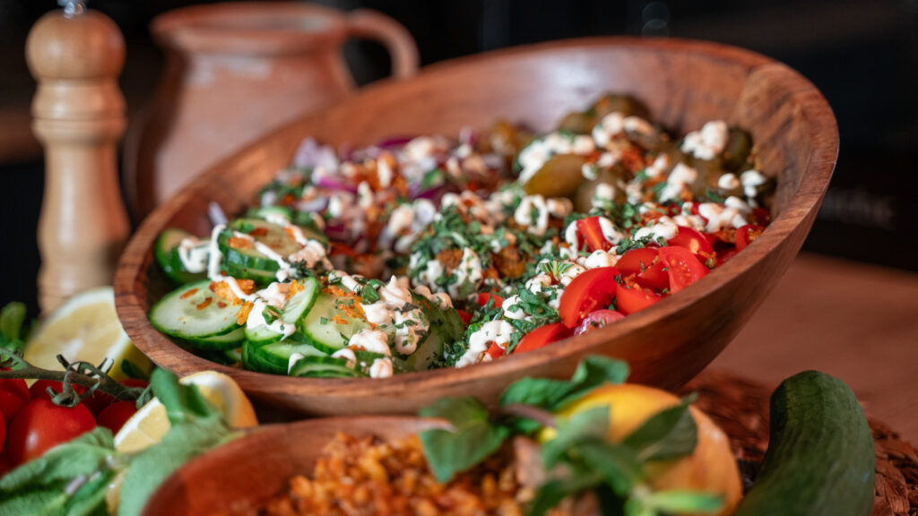 Încearcă și tu o salată cu piept de curcan de la Peneș Curcanul și orez crocant: o rețetă fresh, sățioasă și plină de proteine, gata în aproximativ 40 de minute.