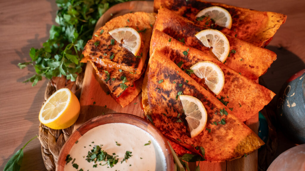 Crispy Taco cu Pulpă de Curcan rumenită în tigaie, Buffalo Sauce făcut în casă și dip de busuioc cu lămâie. Rețetă rapidă, crocantă și aromată, perfectă pentru cină.