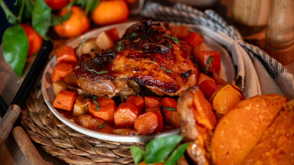 Friptură fragedă din Pulpă superioară de Curcan gătită pe pat de legume cu sos de mandarine și vin roșu și cartofi dulci rumeniți.