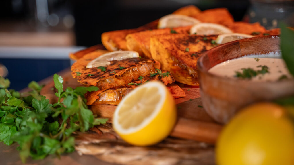 Crispy Taco cu Pulpă de Curcan rumenită în tigaie, Buffalo Sauce făcut în casă și dip de busuioc cu lămâie. Rețetă rapidă, crocantă și aromată, perfectă pentru cină.