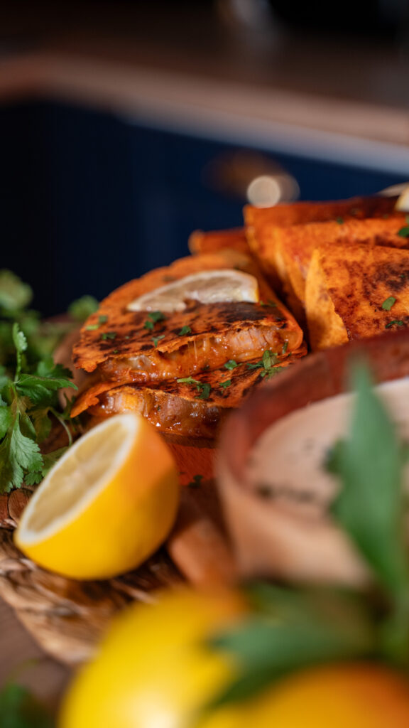 Crispy Taco cu Pulpă de Curcan rumenită în tigaie, Buffalo Sauce făcut în casă și dip de busuioc cu lămâie. Rețetă rapidă, crocantă și aromată, perfectă pentru cină.