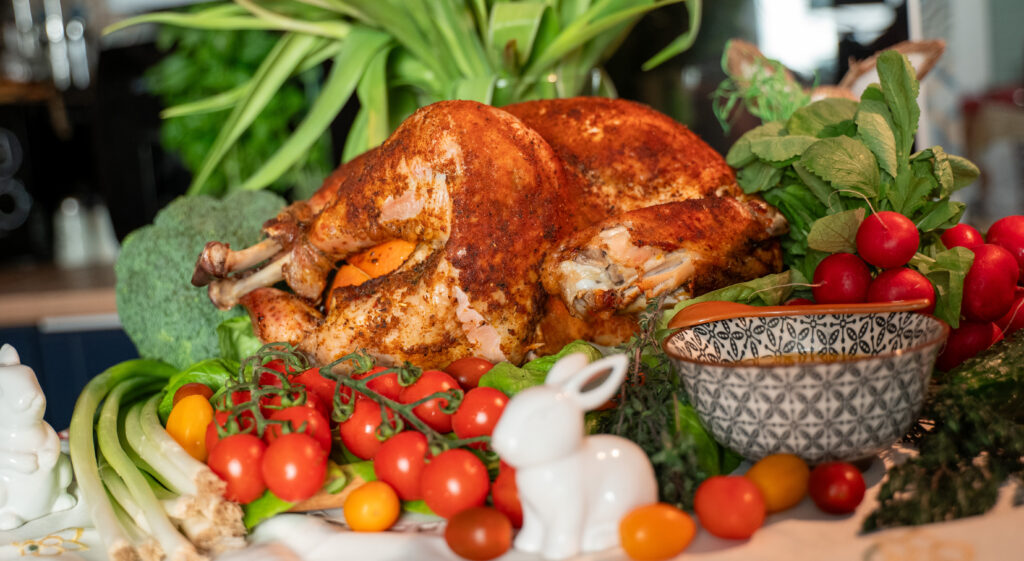 Curcan întreg la cuptor, aromat cu marinată uscată și servit cu sos catifelat de unt și lămâie. Rețetă de Paște, cu crustă rumenă și carne fragedă.