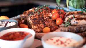 Rețetă pentru 1 Mai: Mix Grill cu Carne de Curcan la grătar (piept feliat, mici și cârnați) și 3 sosuri rapide: Roșii cu ardei capia și usturoi copt, Honey mustard și Hrean cu smântână.