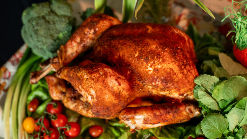 Curcan întreg la cuptor, aromat cu marinată uscată și servit cu sos catifelat de unt și lămâie. Rețetă de Paște, cu crustă rumenă și carne fragedă.