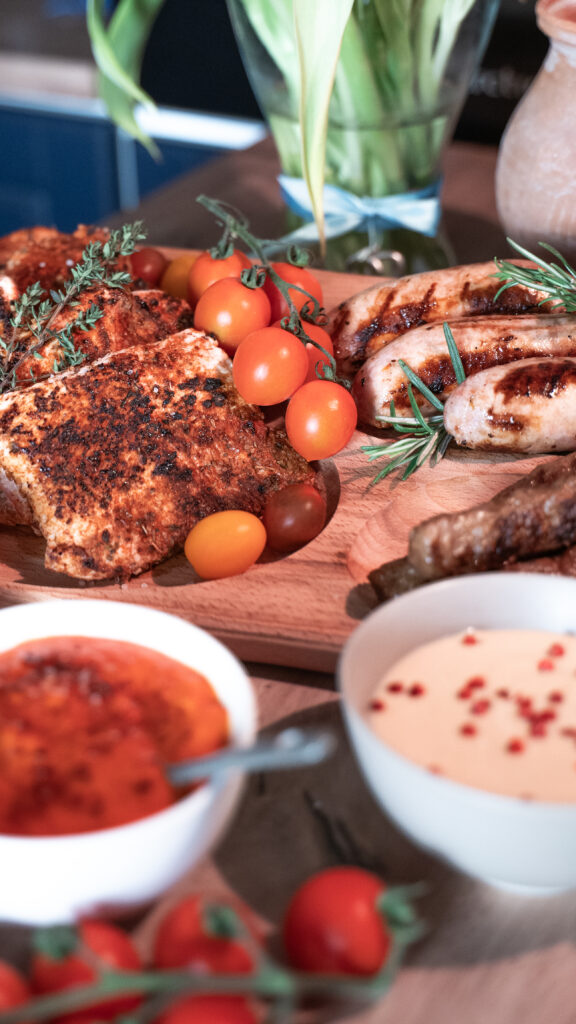 Rețetă pentru 1 Mai: Mix Grill cu Carne de Curcan la grătar (piept feliat, mici și cârnați) și 3 sosuri rapide: Roșii cu ardei capia și usturoi copt, Honey mustard și Hrean cu smântână.