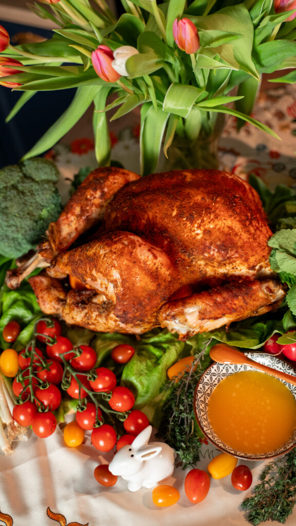 Curcan întreg la cuptor, aromat cu marinată uscată și servit cu sos catifelat de unt și lămâie. Rețetă de Paște, cu crustă rumenă și carne fragedă.