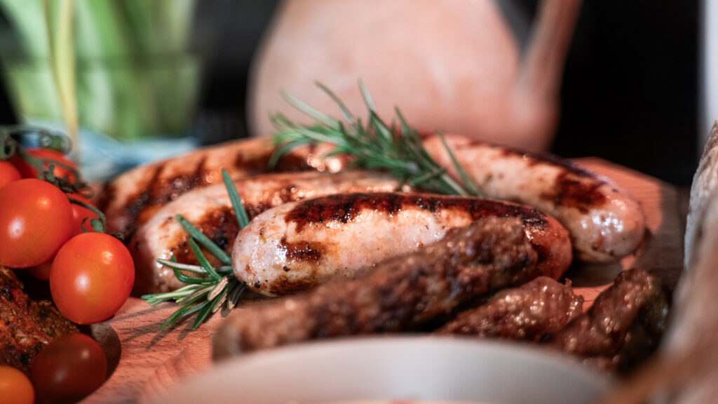 Rețetă pentru 1 Mai: Mix Grill cu Carne de Curcan la grătar (piept feliat, mici și cârnați) și 3 sosuri rapide: Roșii cu ardei capia și usturoi copt, Honey mustard și Hrean cu smântână.