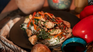 Rețetă de Soba Noodles cu Piept de Curcan și spanac: legume, sos aromat cu ghimbir și soia, plus topping de susan. Simplu, rapid și sățios.