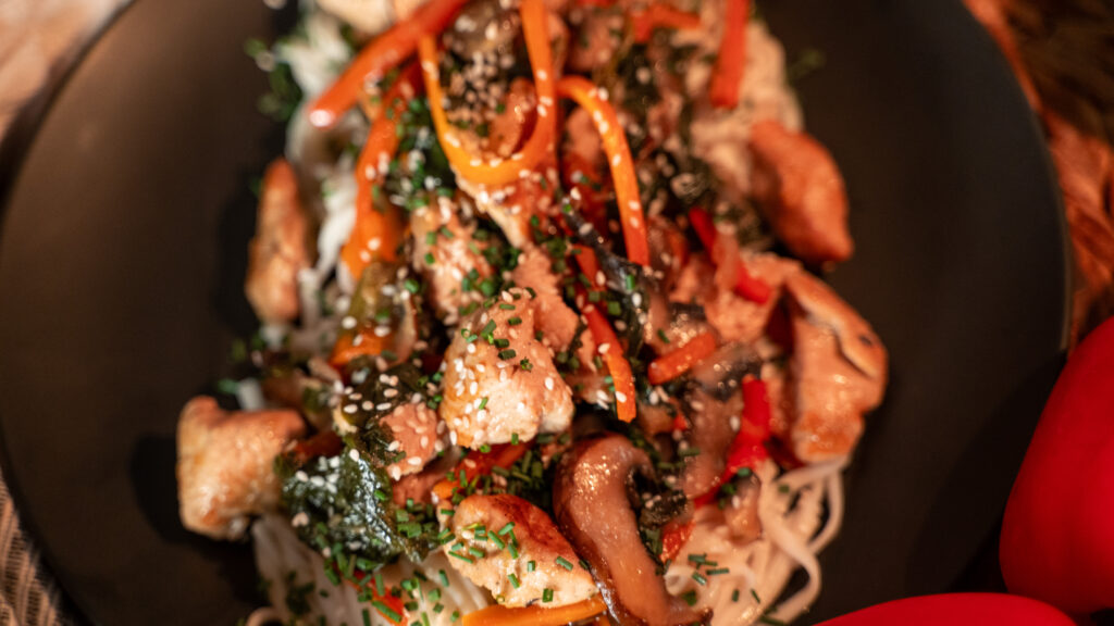 Rețetă de Soba Noodles cu Piept de Curcan și spanac: legume, sos aromat cu ghimbir și soia, plus topping de susan. Simplu, rapid și sățios.