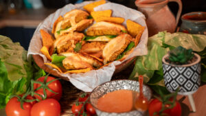 Descoperă rețeta perfectă de Sandwich cu Piept de Curcan crispy la cuptor și chifle pufoase cu nachos făcute în casă. O alternativă sănătoasă, rapidă și incredibil de gustoasă pentru toată familia, semnată Peneș Curcanul!