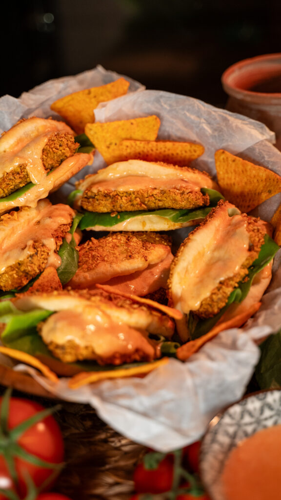 Descoperă rețeta perfectă de Sandwich cu Piept de Curcan crispy la cuptor și chifle pufoase cu nachos făcute în casă. O alternativă sănătoasă, rapidă și incredibil de gustoasă pentru toată familia, semnată Peneș Curcanul!