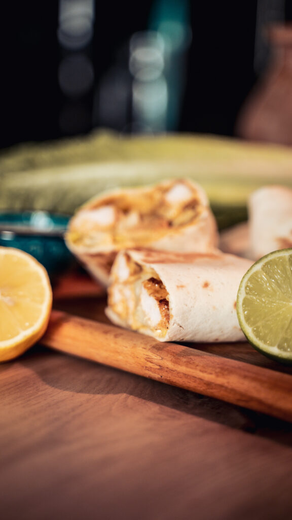 Descoperă rețeta perfectă de Wrap cu Salată Caesar și Piept de Curcan fraged de la Peneș Curcanul. O masă de vară rapidă și ideală pentru birou sau picnic în aer liber!
