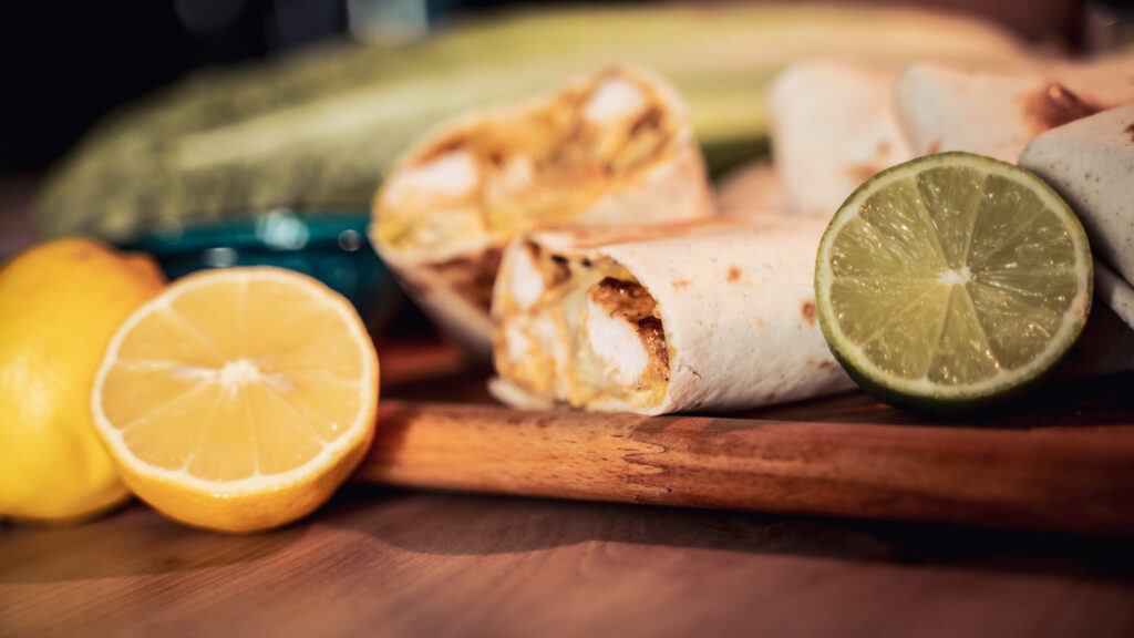 Descoperă rețeta perfectă de Wrap cu Salată Caesar și Piept de Curcan fraged de la Peneș Curcanul. O masă de vară rapidă și ideală pentru birou sau picnic în aer liber!