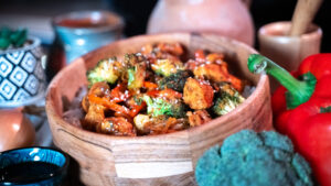 Descoperă rețeta rapidă de Stir Fry cu Piept de Curcan, legume crocante și orez pufos. O masă de vară inteligentă, gata în 15 minute, plină de proteine de la Peneș Curcanul!