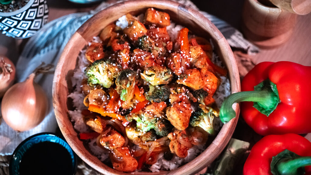 Descoperă rețeta rapidă de Stir Fry cu Piept de Curcan, legume crocante și orez pufos. O masă de vară inteligentă, gata în 15 minute, plină de proteine de la Peneș Curcanul!